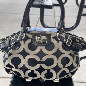 🤩 Gently used Authentic Coach shoulder bag